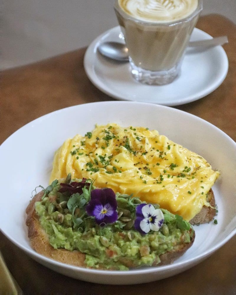 the bravery guac & egg