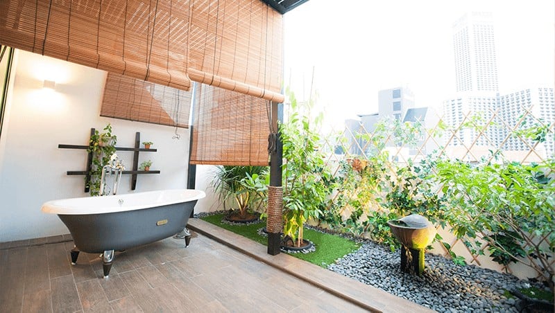 Hotels with infinity pools & bathtubs 1