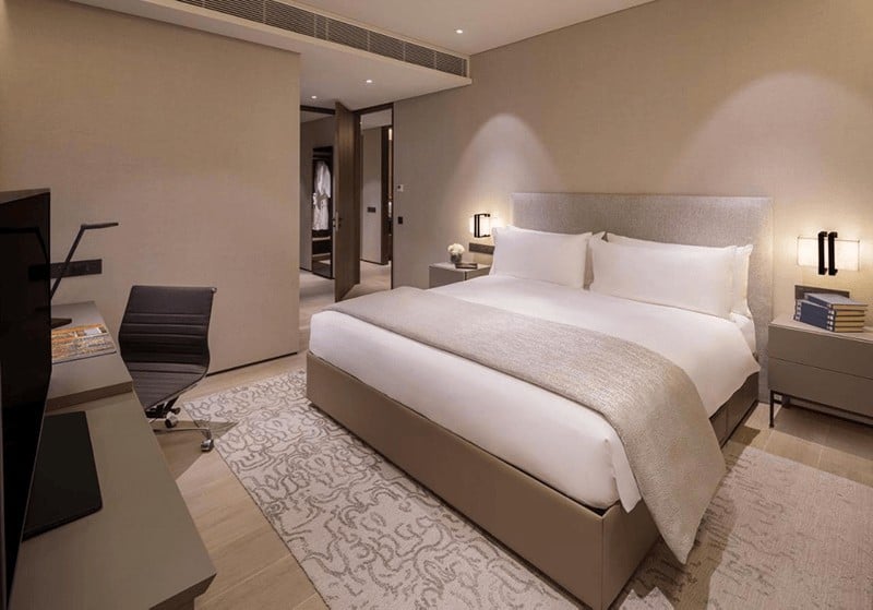 Hotels with infinity pools & bathtubs 10