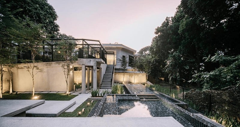 Hotels with infinity pools & bathtubs 12