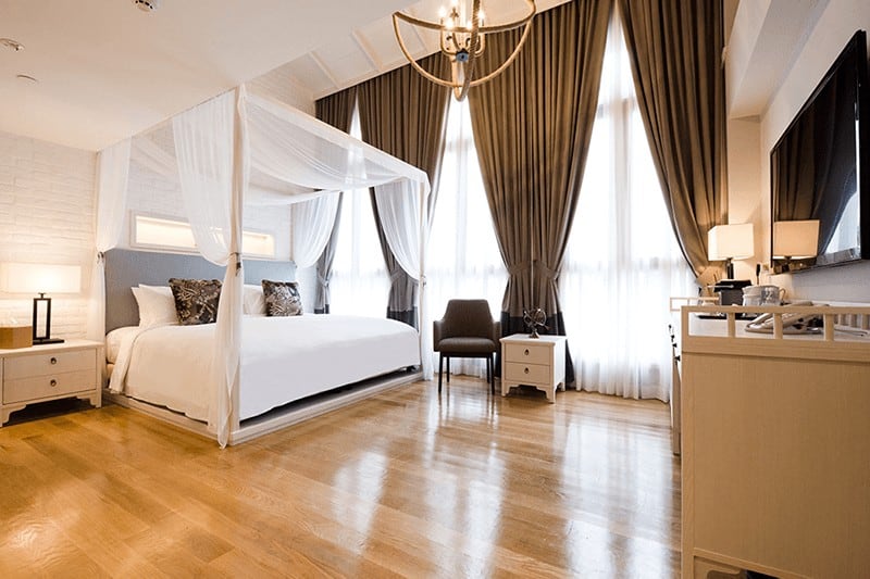 Hotels with infinity pools & bathtubs 3