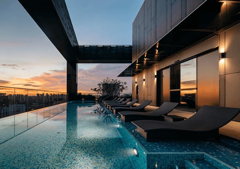 Hotels with infinity pools & bathtubs 4