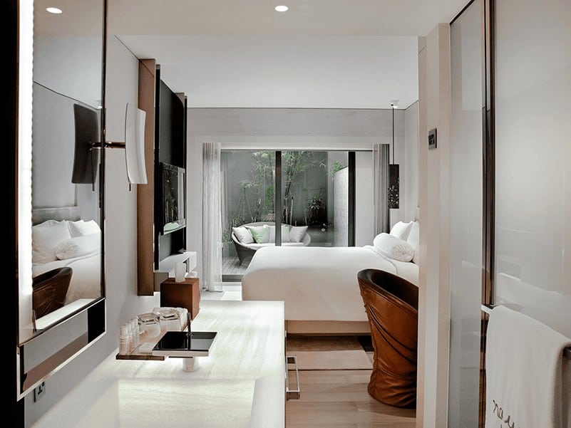 Hotels with infinity pools & bathtubs 8