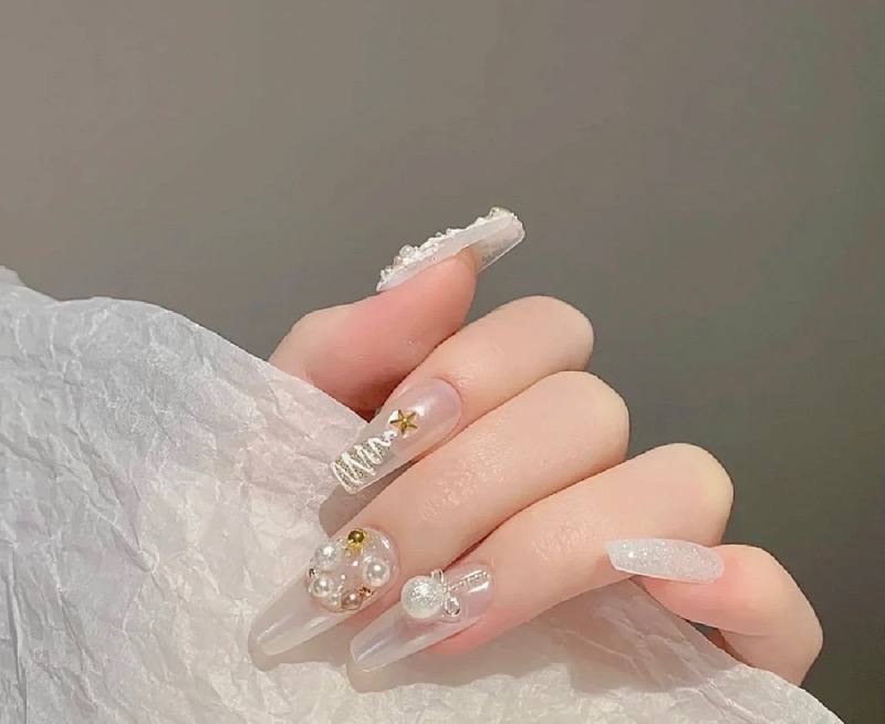 viral christmas nail designs