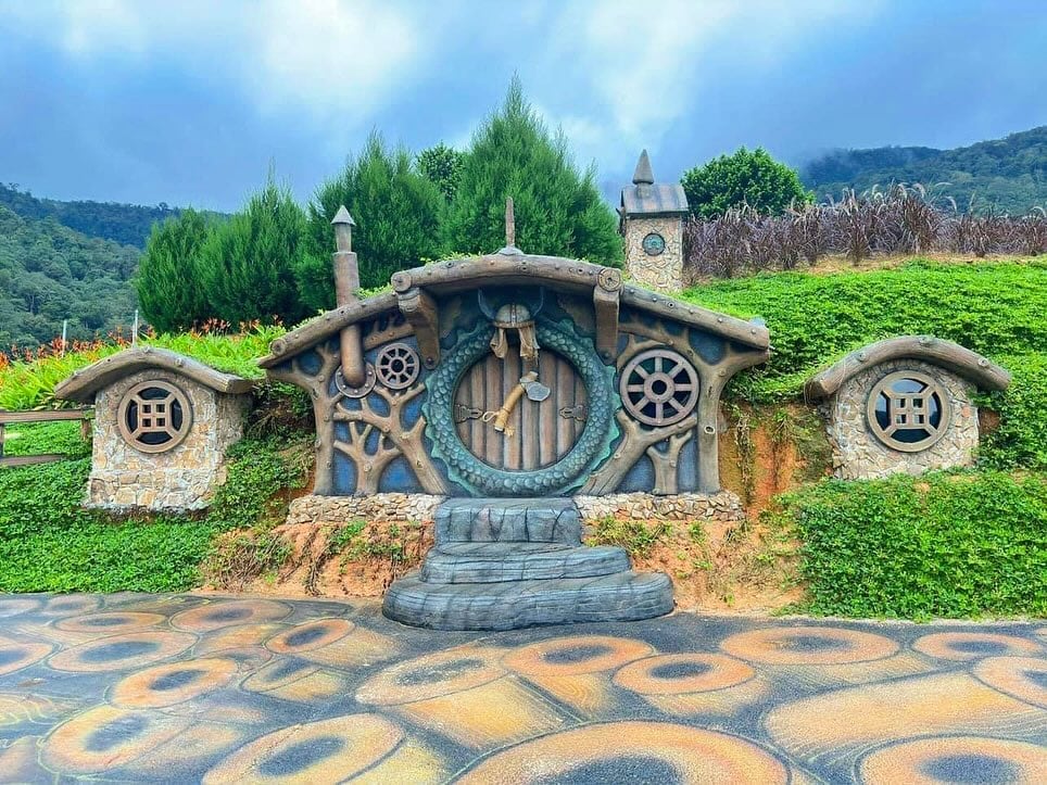 hobbitoon village