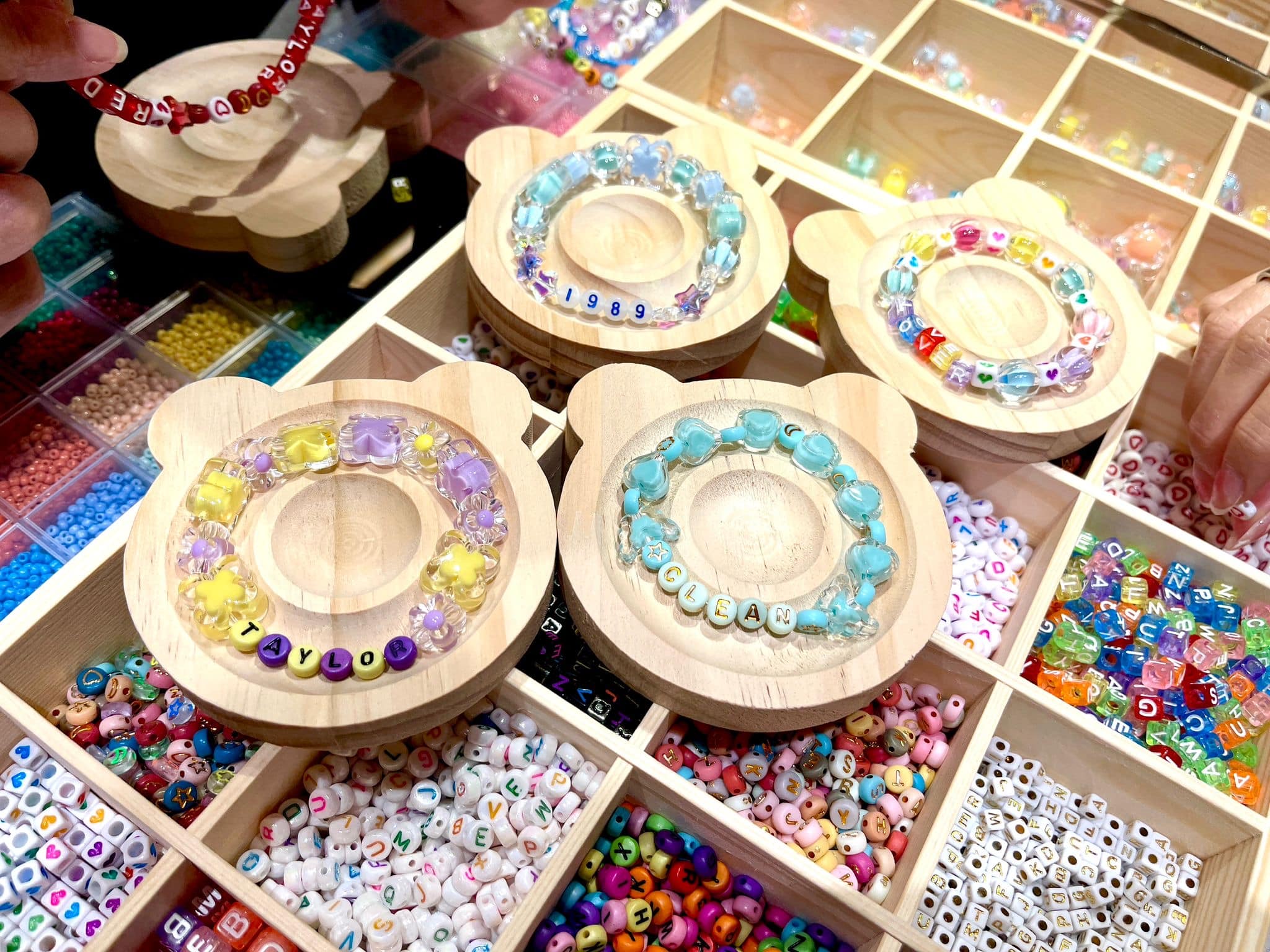 HDL friendship bracelet making station