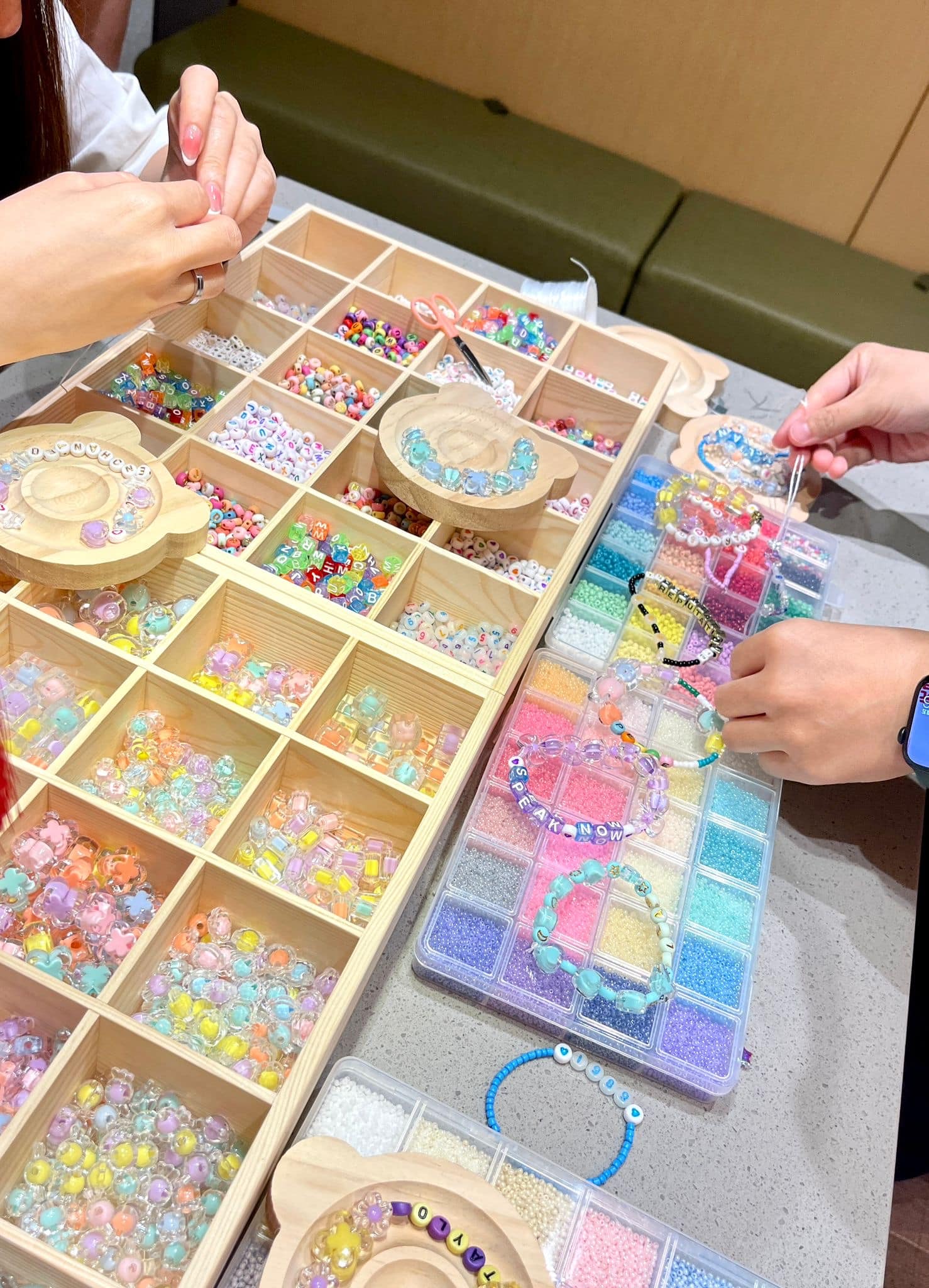 HDL friendship bracelet making station