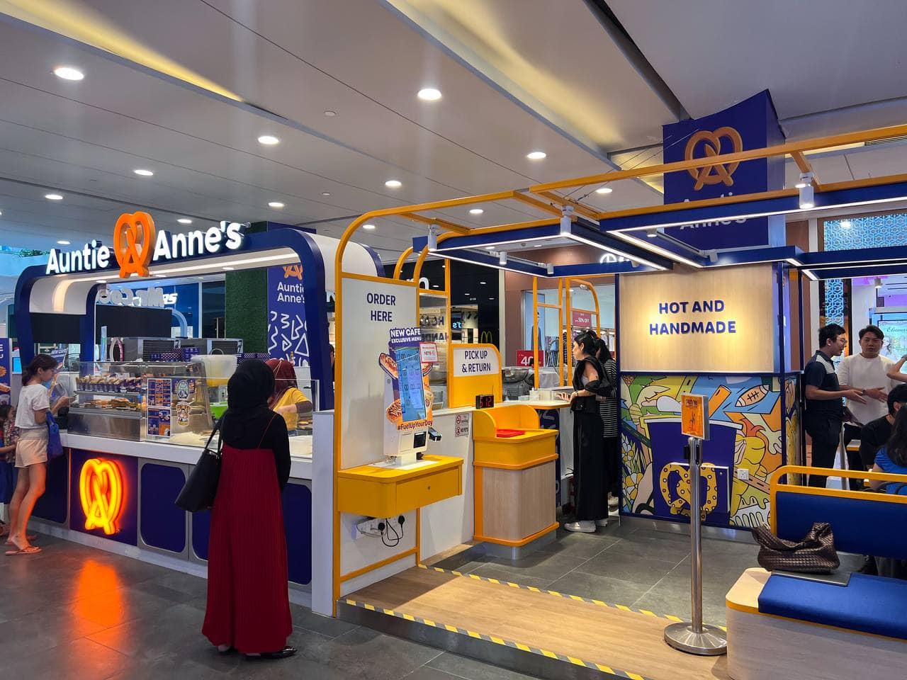 Auntie Anne's Cafe