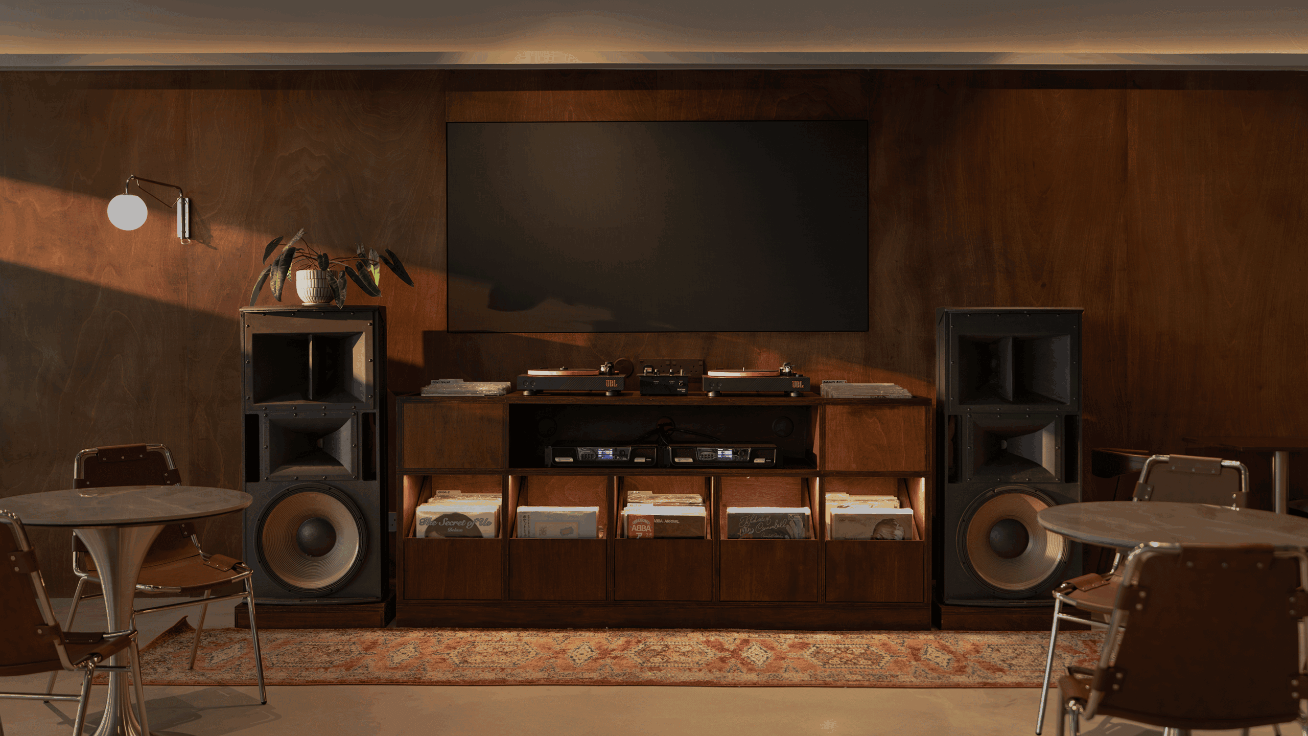 TRIFECTA Riders’ Lounge